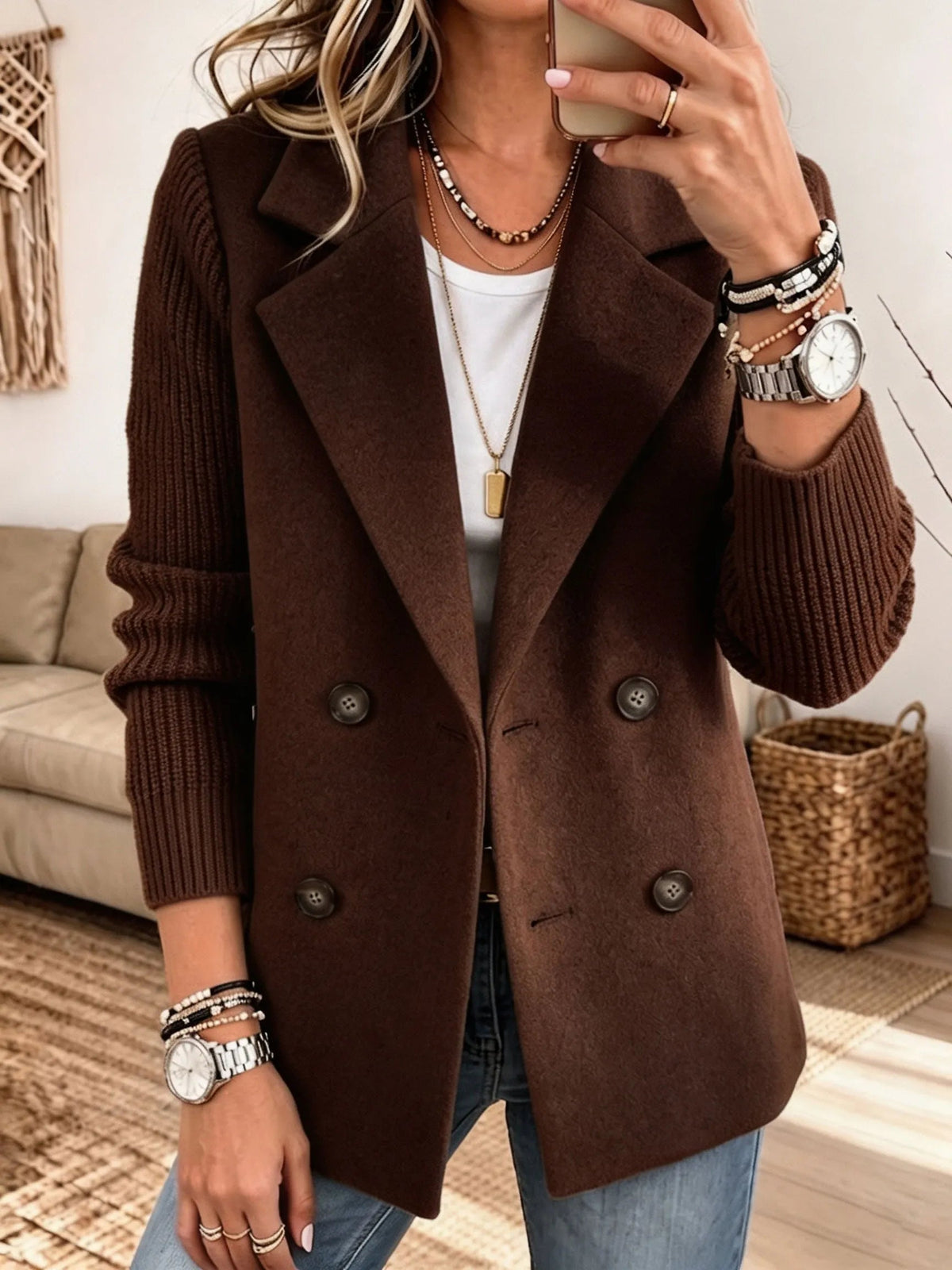 Blazer Carla color marron, vista frontal con mangas de punto.