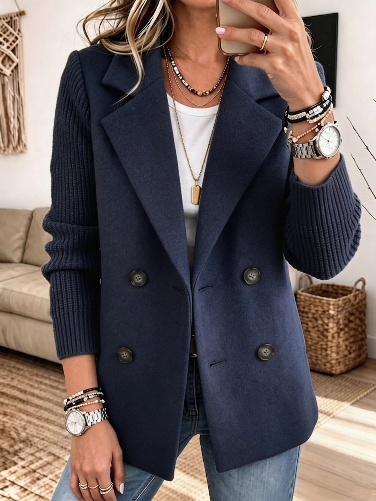 Blazer Carla color azul, vista frontal con mangas de punto.