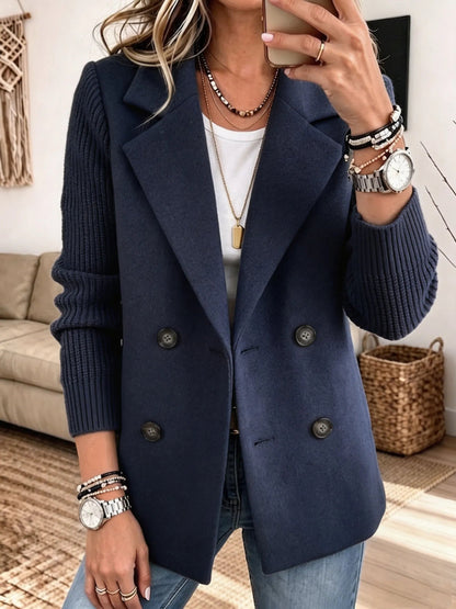 Blazer Carla color azul, vista frontal con mangas de punto.