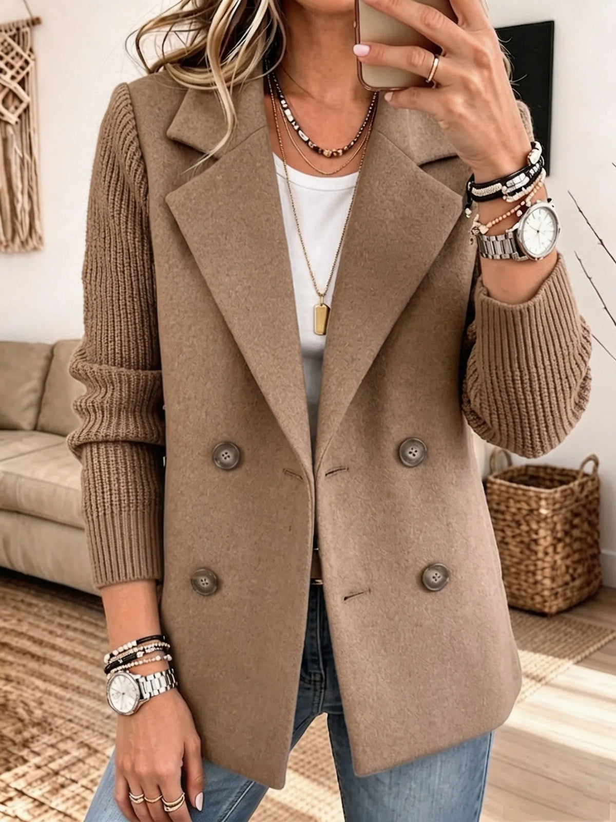 Blazer Carla color caqui, vista frontal con mangas de punto.