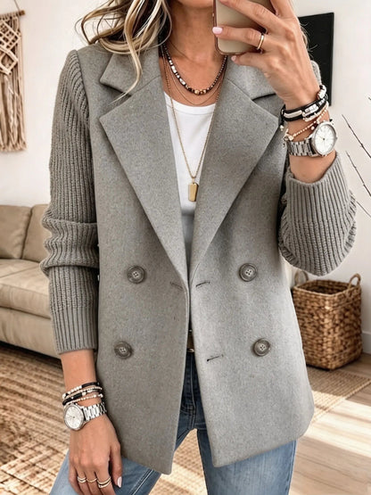 Blazer Carla color gris, vista frontal con mangas de punto.