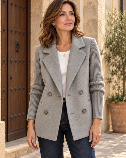 Blazer Carla gris con mangas de punto, combinada con camiseta marfil y vaqueros.