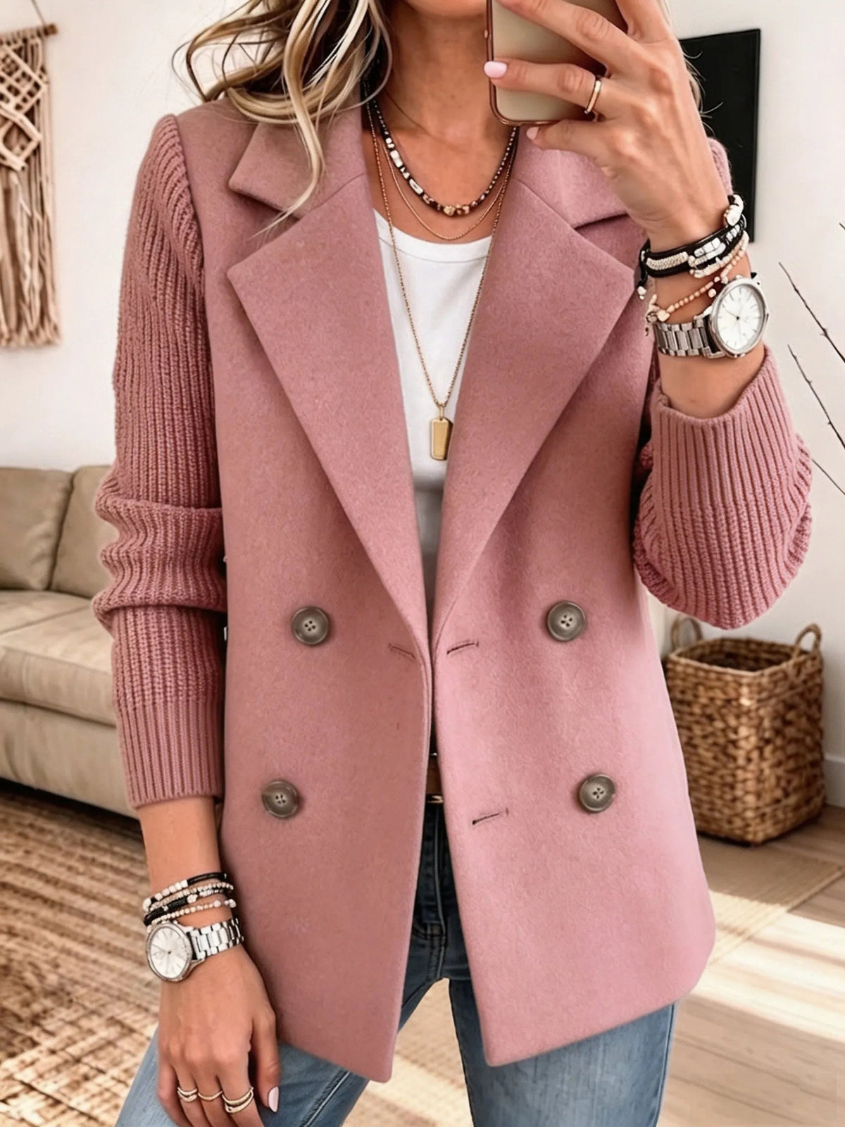 Blazer Carla color rosa, vista frontal con mangas de punto.