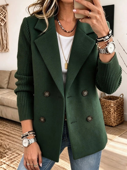 Blazer Carla color verde, vista frontal con mangas de punto.