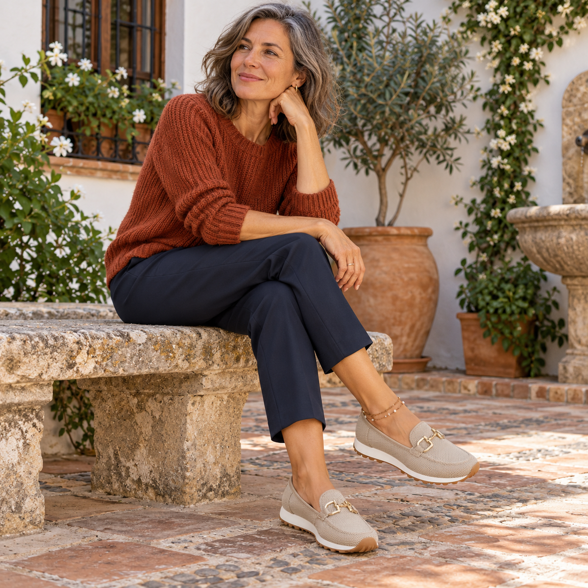 Mujer llevando Mocasines Sofía | Elegancia y comodidad en una escena lifestyle